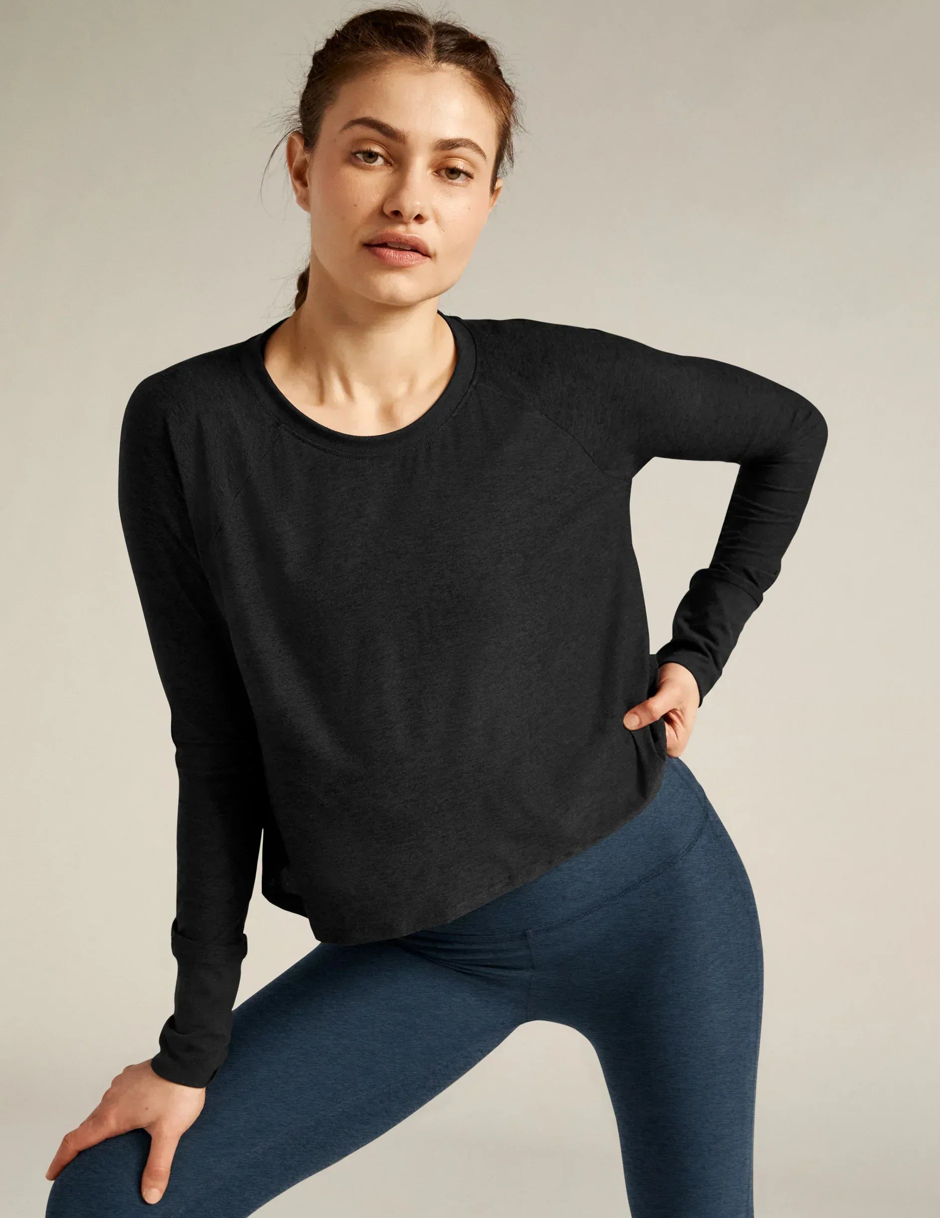 beyond-yoga-featherweight-pullover-LWSD7792_darkest-night_1 - Evolve Fit Wear - beyond-yoga-featherweight-pullover-LWSD7792_darkest-night_1